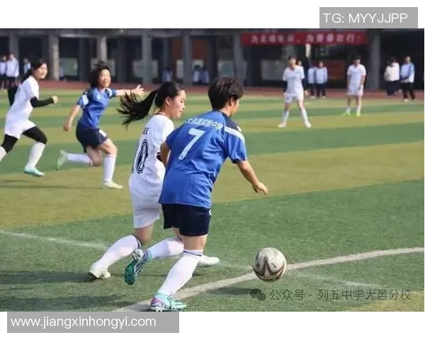 足球传奇人物与赛场英姿的融合创作展现全景风采